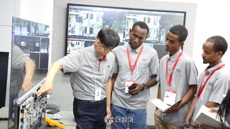 에티오피아 LG-KOICA 희망직업훈련학교 학생들이 TV에 대한 교육을 받고 있다. / 사진제공=LG전자