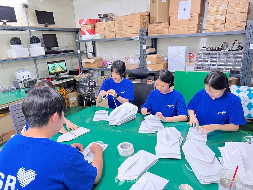 지난 25일 bhc그룹 해바라기 봉사단이 공감보호작업장을 찾아 봉사를 진행했다. / 사진제공=bhc