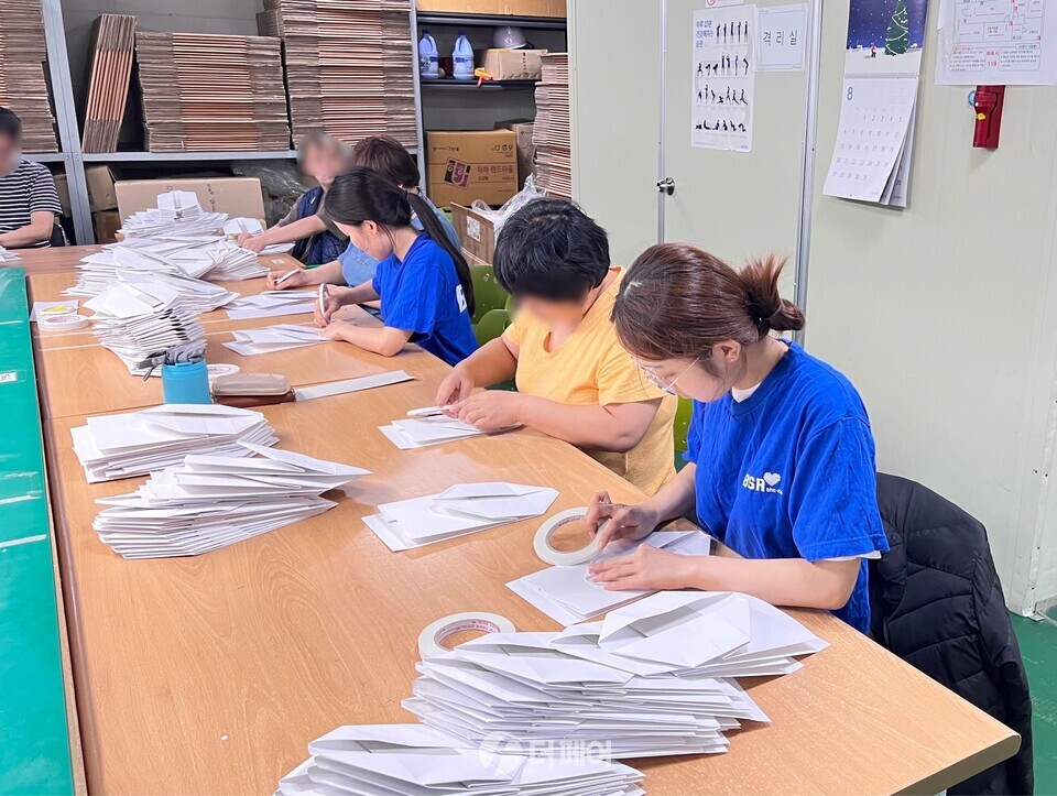 지난 25일 bhc그룹 해바라기 봉사단이 공감보호작업장을 찾아 봉사를 진행했다. / 사진제공=bhc