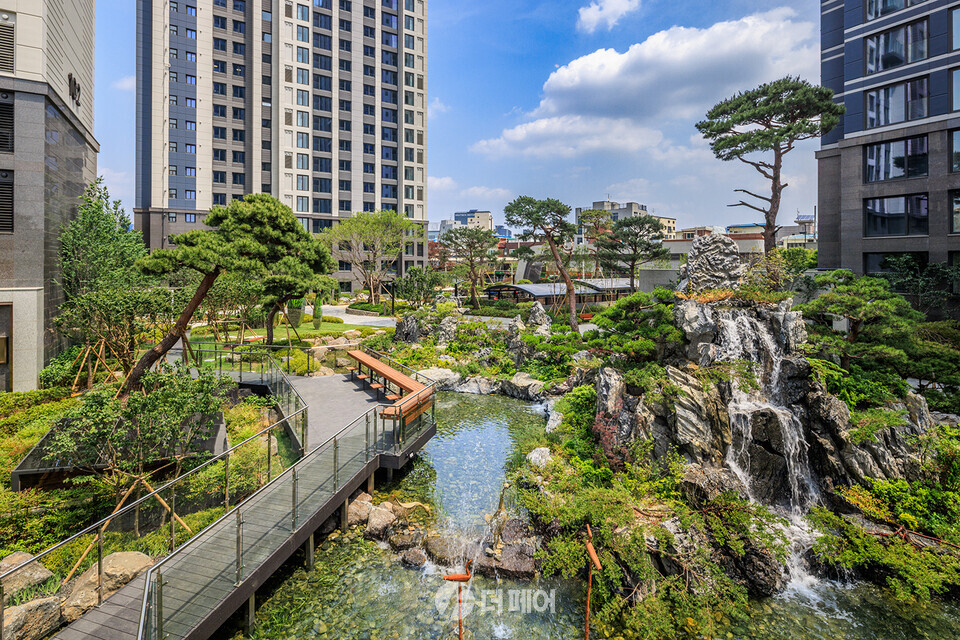 ‘롯데캐슬 리버파크 시그니처’에 조성된 수경시설 / 사진제공=롯데건설