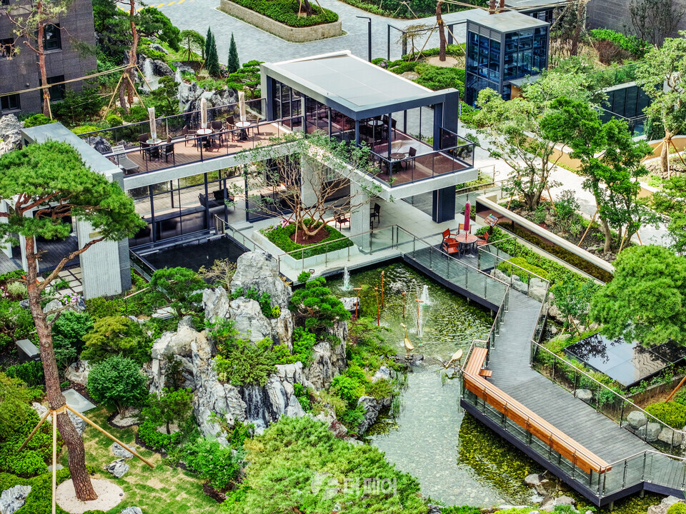 ‘롯데캐슬 리버파크 시그니처’ 중앙광장에 자연풍경과 어우러진 티하우스 / 사진제공=롯데건설