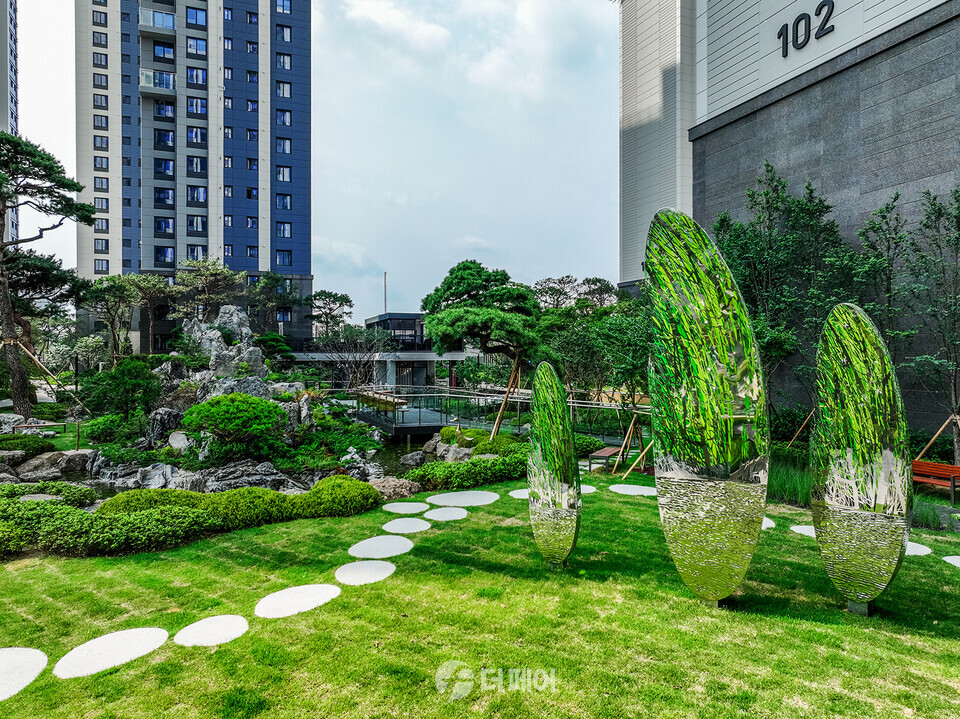 롯데건설이 ‘롯데캐슬 리버파크 시그니처’에 설치한 아티스트 권치규 작가의 작품 / 사진제공=롯데건설
