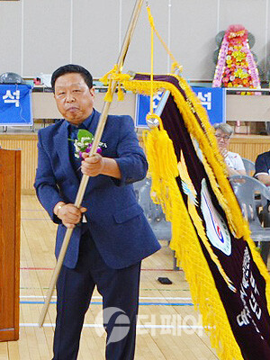 사진 장진원 대구광역시 배드민턴협회 장년부 회장이 장년부 기를 흔들고 있다.