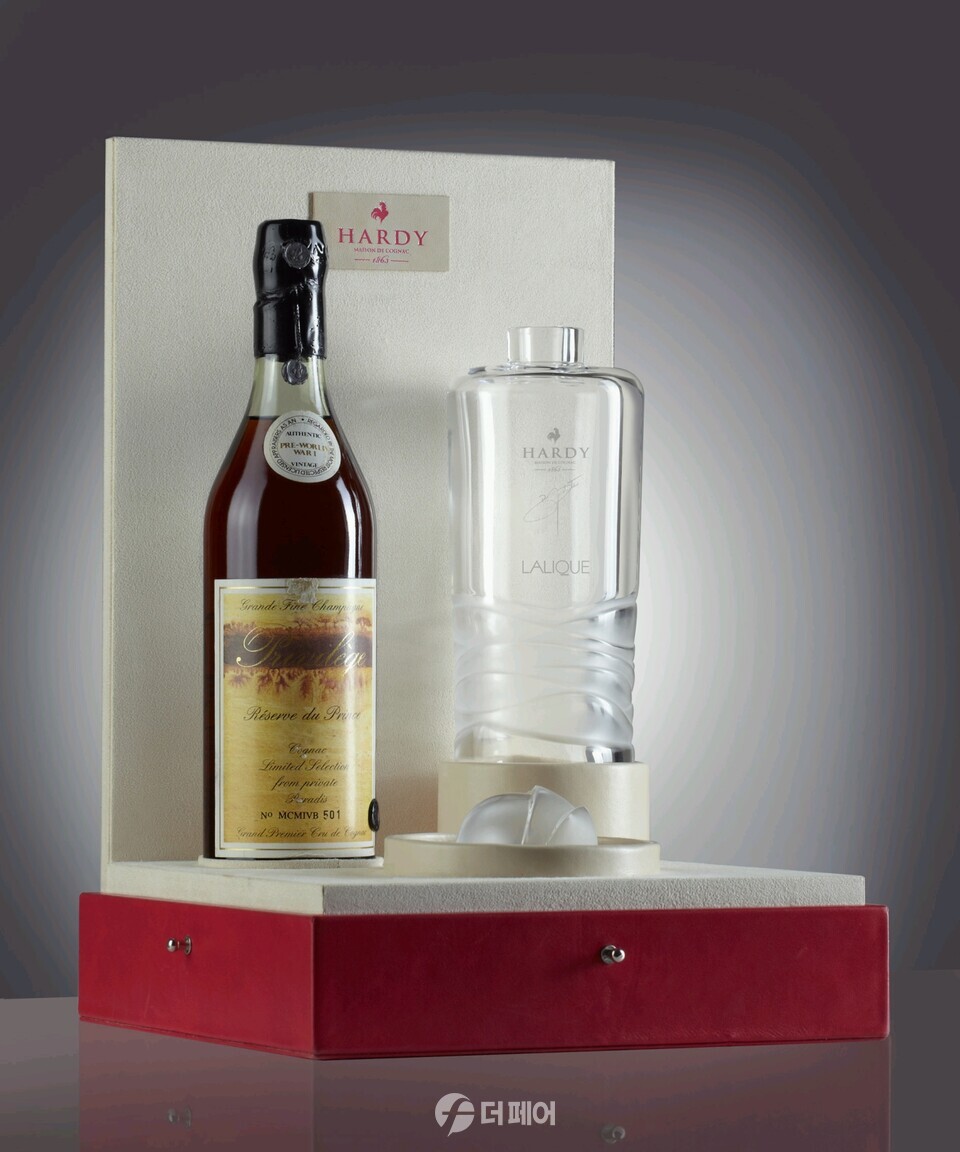 하이트진로가 프랑스 꼬냑 제조사’ 하디(Hardy)의 최상위 라인인 ‘라리크 카요타(Lalique Caryota)를 라리크사(社)의 디켄터가 함께 국내에 선보인다. / 사진제공=하이트진로