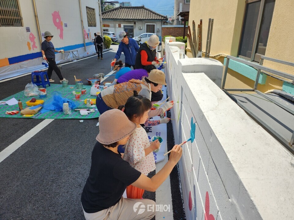 용산동 통장협의회 마을벽화그리기 진행 / 사진제공=충주시
