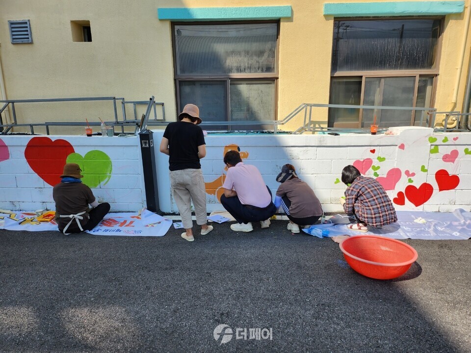 용산동 통장협의회 마을벽화그리기 진행 / 사진제공=충주시