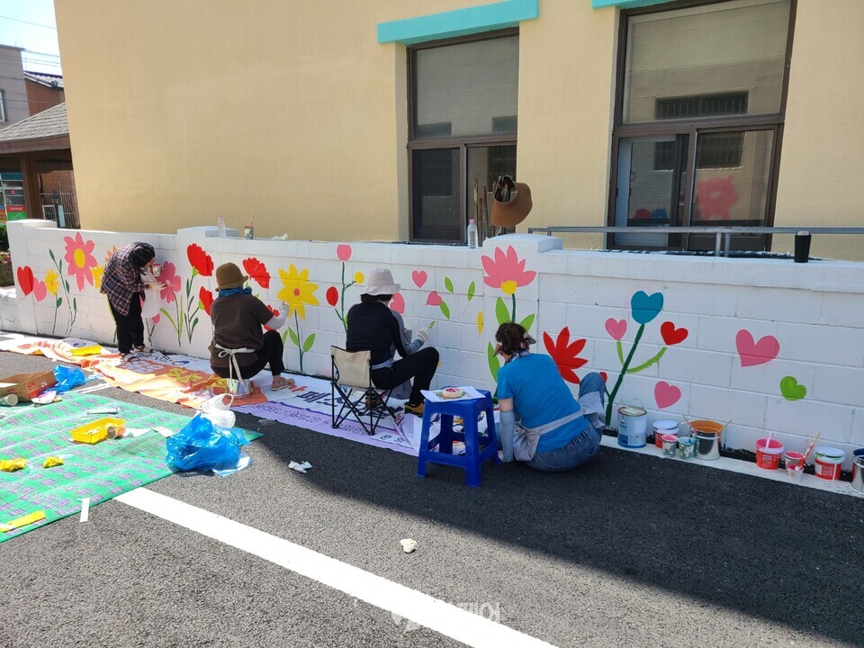 용산동 통장협의회 마을벽화그리기 진행 / 사진제공=충주시