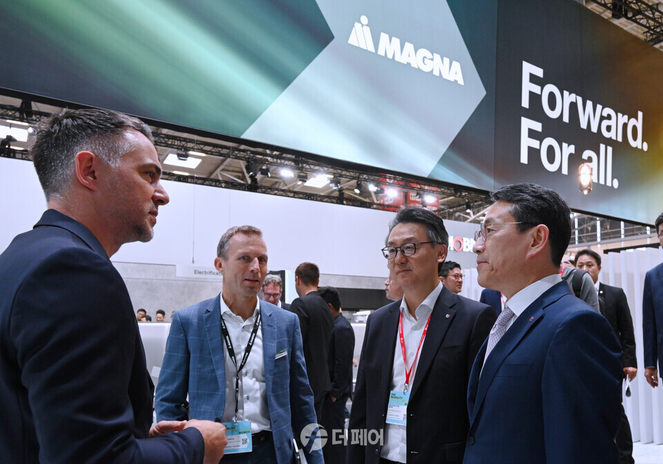 LG전자 CEO 조주완 사장이 현지시간 5일 독일 뮌헨에서 열리고 있는 ‘IAA 모빌리티 2023’ 전시장에서 마그나 부스를 방문해 전장 사업의 다양한 협업 방안에 대해 논의했다. 사진 왼쪽부터 마그나 인터내셔널 마커스 크나벨 수석 마케팅매니저, 요르크 고튼도르스트 수석 부사장, LG전자 VS사업본부장 은석현 부사장, CEO 조주완 사장. / 사진제공=LG전자