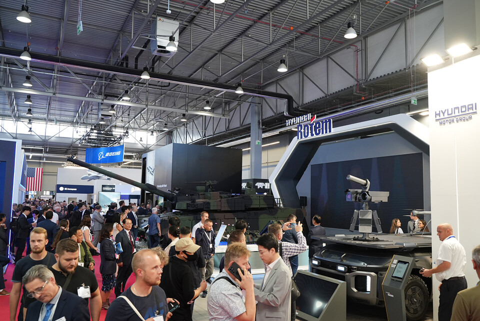 사진=현대로템 / 폴란드국제방산전시회(MSPO) 참가자들이 현대로템 부스를 둘러보고 있다.