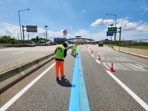 고속도로 차선공사. 부실시공을 막기 위해서는 공사현장 작업자 안전, 공사로 인한 교통체증 해소, 내구성 좋은 차선 등 국민 안전과 편익을 극대화할 수 있는 입찰조건 명시가 필요하다.