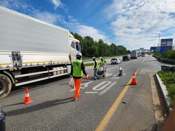고속도로 차선공사. 업계 관계자들은 부실시공을 막기 위해 시공 후 품질 검사가 반드시 필요하다고 입을 모으고 있다.