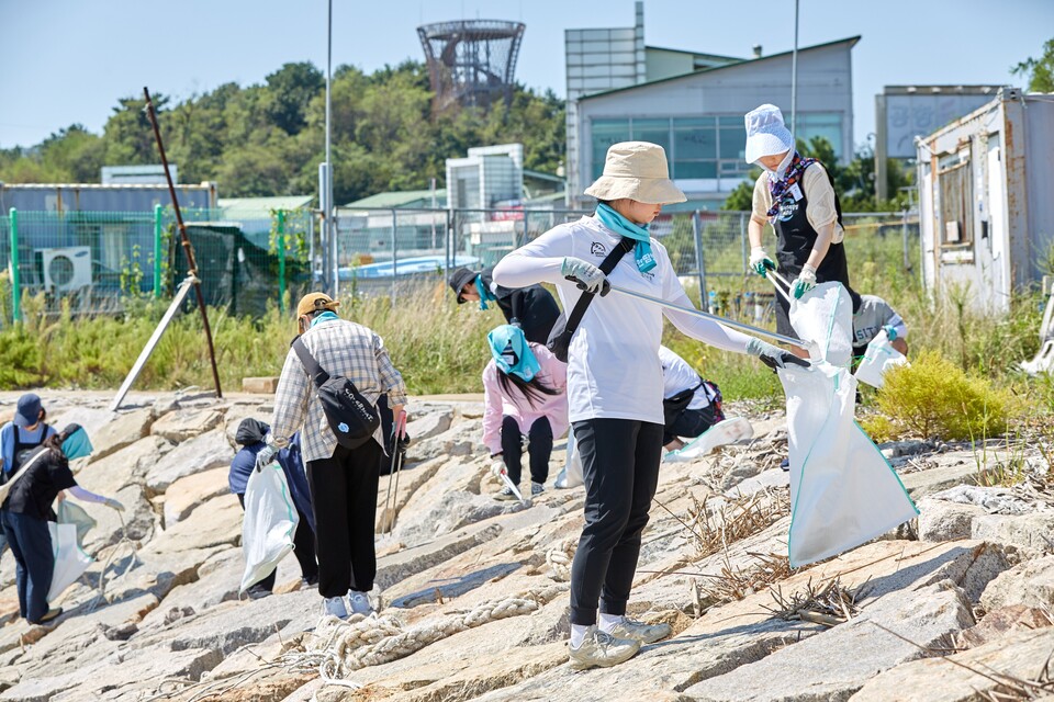 사진제공=우아한형제들 / 배민X러쉬 비치클린 봉사활동