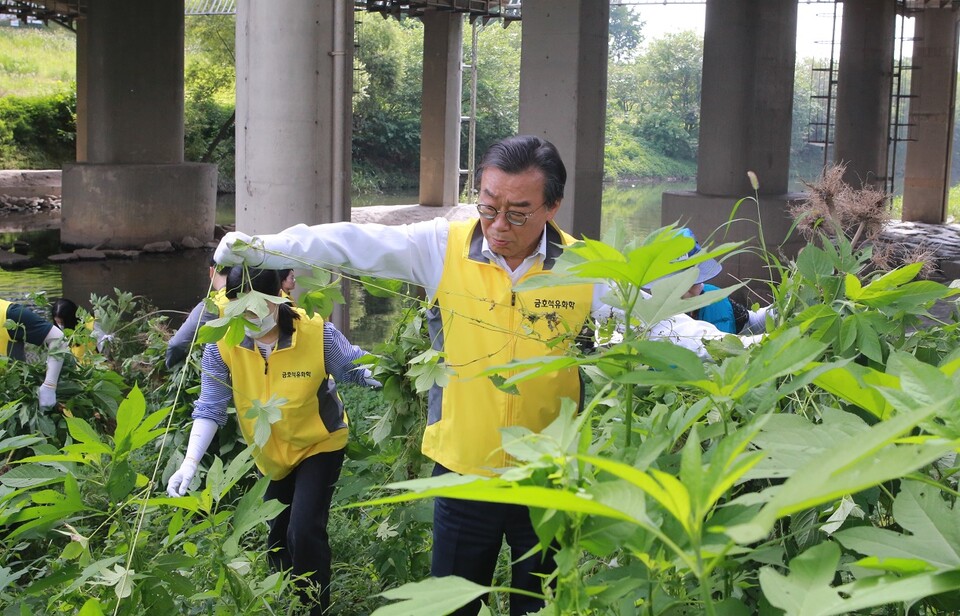 사진제공=금호석유화학 / 청계천 정화활동에 나선 금호석유화학 백종훈 대표이사