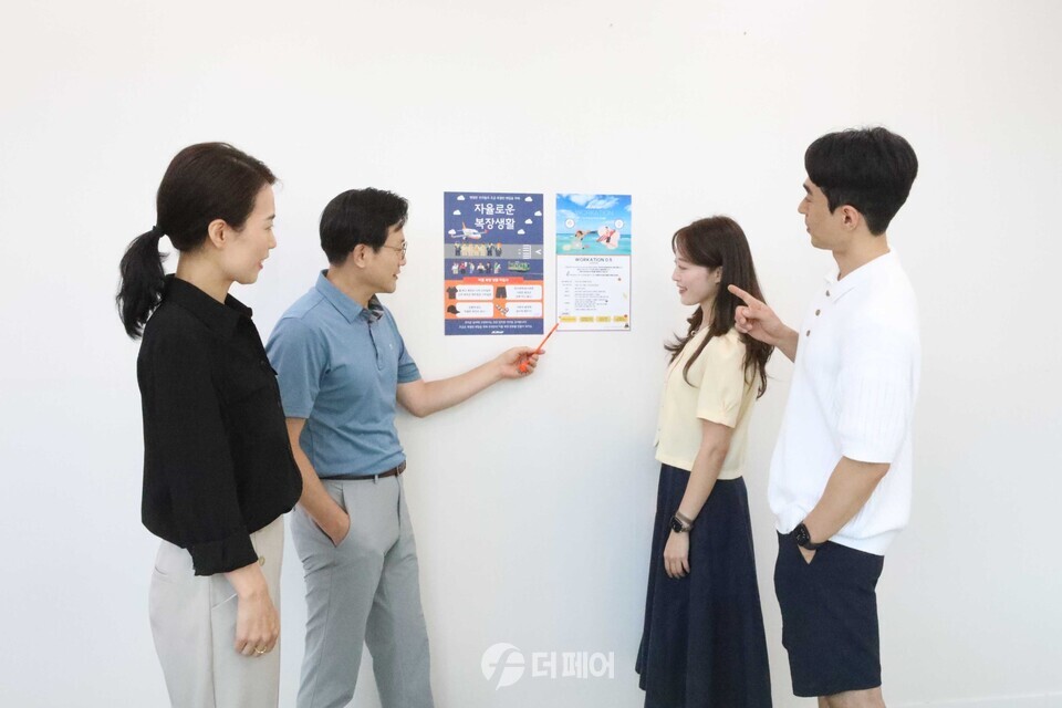 김이배 제주항공 대표이사가 제주도 본사 사무실에서 임직원들과 워케이션을 즐기고 있다. / 사진제공=제주항공