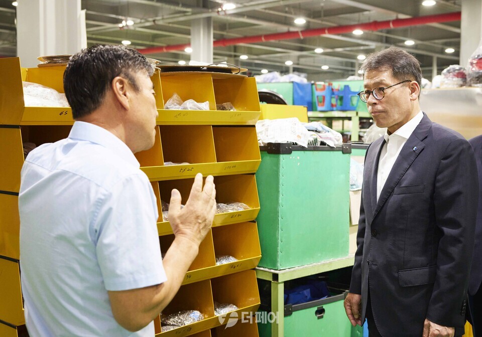 지난 12일 김성태 IBK기업은행장(오른쪽)이 경기 시흥에 위치한 경서글로텍을 방문해 김재홍 대표(왼쪽)로부터 작업 공정에 관한 설명을 듣고 있는 모습. / 사진제공=IBK기업은행