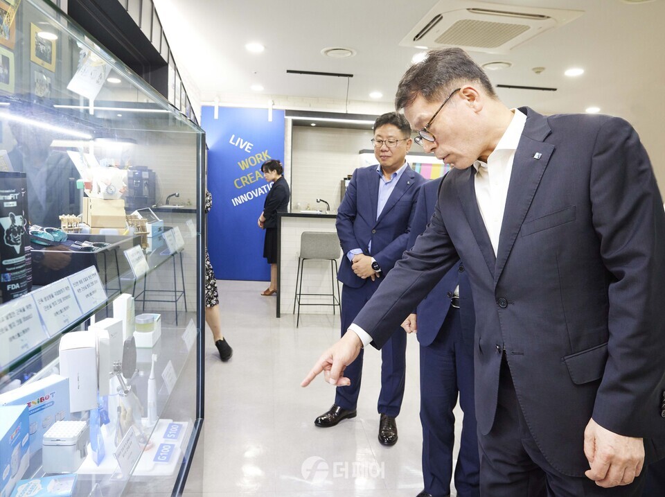 지난 12일 김성태 IBK기업은행장이 IBK창공(創工)-구로를 방문해 입주기업의 제품을 살펴보고 있는 모습. / 사진제공=IBK기업은행