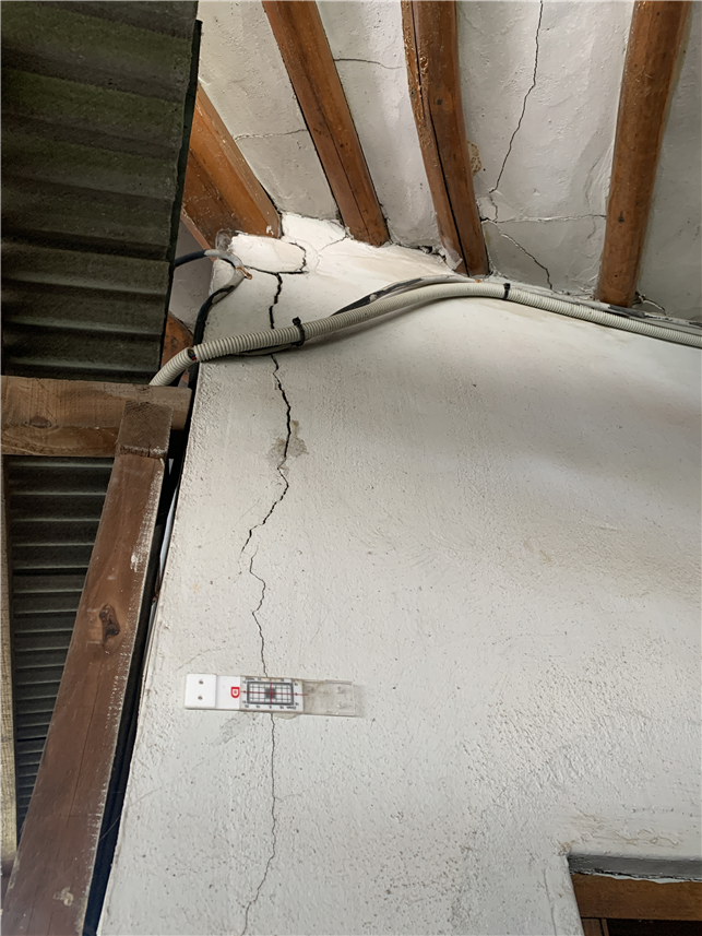 사진제공=조명희 의원실 / 실제 균열이 가 있는 벽(현장 사진)