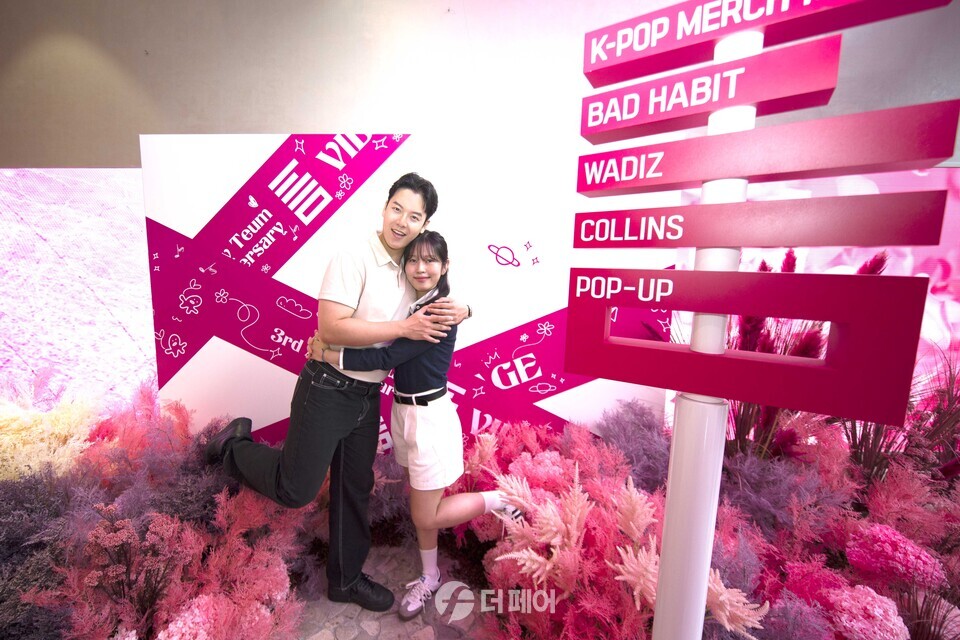 LG유플러스는 자사의 복합문화공간 ‘일상비일상의틈byU+(이하 ‘틈’)’이 개관 후 3년간 누적 방문객 130만명을 돌파했다고 17일 밝혔다. 사진은 모델들이 틈 3주년 기념 전시를 둘러보고 있는 모습. / 사진제공=LG유플러스