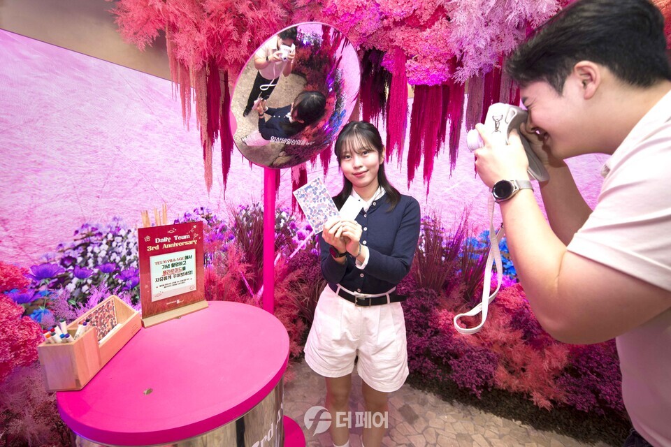 LG유플러스는 자사의 복합문화공간 ‘일상비일상의틈byU+(이하 ‘틈’)’이 개관 후 3년간 누적 방문객 130만명을 돌파했다고 17일 밝혔다. 사진은 모델들이 틈 3주년 기념 전시를 둘러보고 있는 모습. / 사진제공=LG유플러스