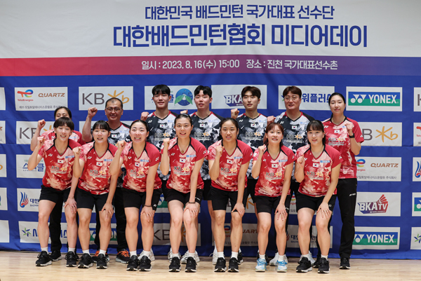 사진 지난 8월 16일 가진 미디어데이에서 배드민턴 국가대표 선수단이 파이팅을 외치고 있다. 연합뉴스