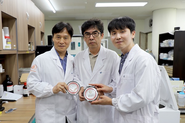 ▲리튬 음극 시트 및 전고체 리튬이온 박막배터리 샘플을 들고 있는 연구진들 (좌측부터) 가천대 윤영수 교수, 아이엘사이언스 오성호 CTO, 가천대 고재환 박사