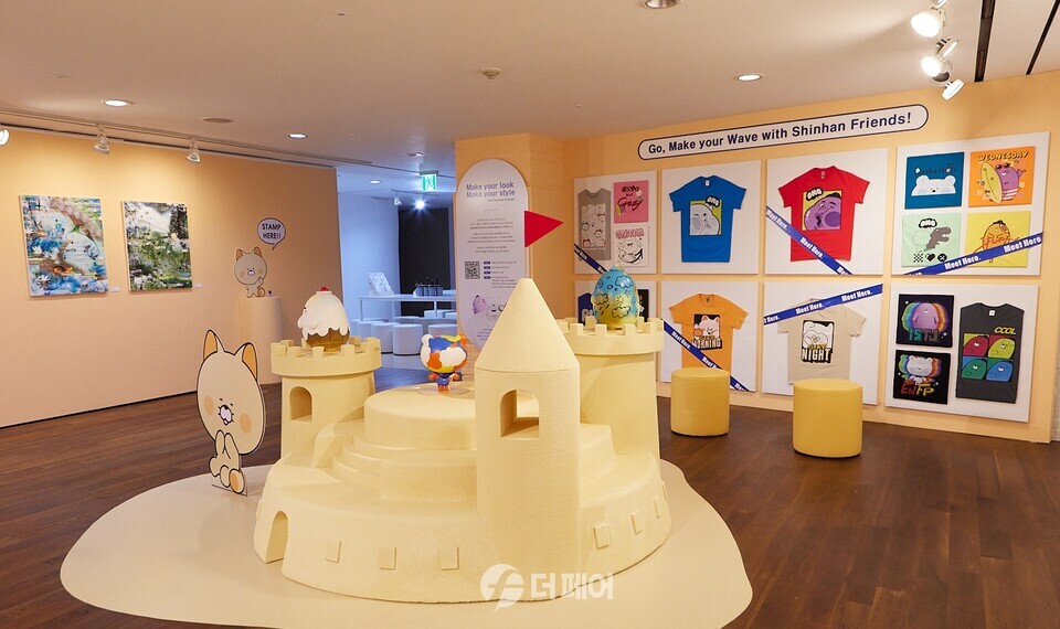 신한은행이 10월 28일까지 신한갤러리에서 진행하는 'Meet here' 전시회 내부 전경 / 사진제공=신한은행