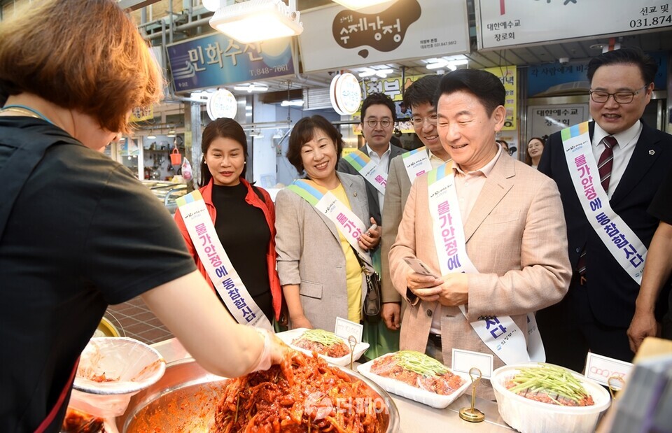 김동근 의정부시장이 추석을 앞두고 지난 18일 의정부 제일시장을 방문해 상인들을 경려하고 있다. / 사진제공=의정부시