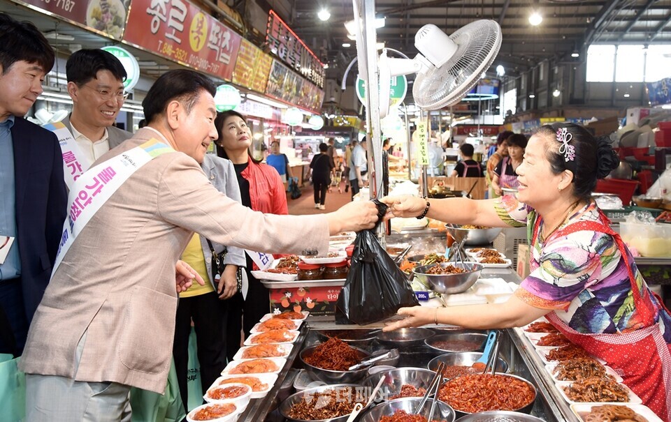 김동근 의정부시장이 추석을 앞두고 지난 18일 의정부 제일시장을 방문해 상인들을 경려하고 있다. / 사진제공=의정부시