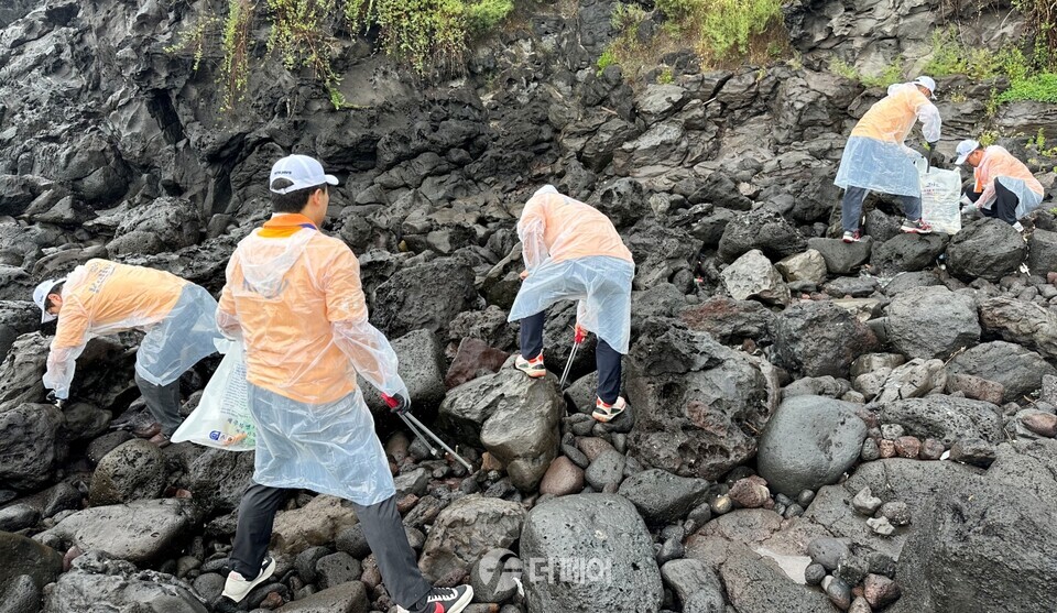 12일, 하이트진로 임직원들이 반려해변인 제주 닭머르 해안을 찾아 해양 쓰레기를 수거하고 있다. / 사진제공=하이트진로