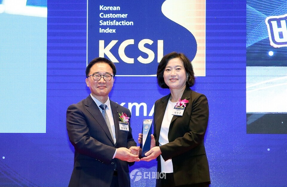 서울시 중구에 위치한 신라호텔에서 진행된 2023 한국산업의 고객만족도(KCSI) 수상식에서 신한은행 박현주 소비자보호그룹 부행장(오른쪽), 한국능률협회 한수희 대표이사 사장이 기념촬영하는 모습. / 사진제공=신한은행