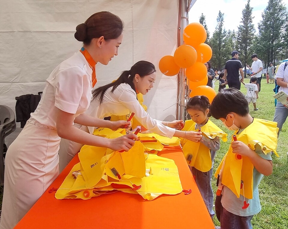 사진제공=제주항공 / 미래 승무원 지망 어린이들을 위한 안전교육 부스 운영