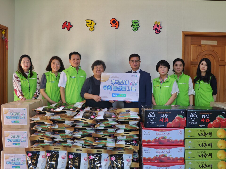 사진제공=농협 / 신영수 농협중앙회 농업농촌지원본부장(왼쪽에서 다섯번째)이 추석을 앞두고 지난 22일 경기도 고양시 사랑의 동산을 방문해 지적장애인들을 위해 햅쌀과 과일 등을 전달하며 기념촬영을 하고있다.