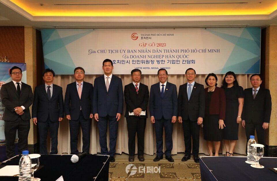 24일 서울 소공동 롯데호텔에서 호치민 개발사업 협력방안을 논의한 후 GS건설 최고경영진과 베트남 호치민시 관계자들이 기념사진을 촬영하고 있다. 허윤홍 GS건설 미래혁신대표(왼쪽 네번째), 임병용 GS건설 대표이사(왼쪽 다섯번째), 판 반 마이 베트남 호치민시 인민위원회 위원장(왼쪽 여섯번째), 레 티 현 마이 호치민 기획투자국 국장(왼쪽 일곱번째) / 사진제공=GS건설