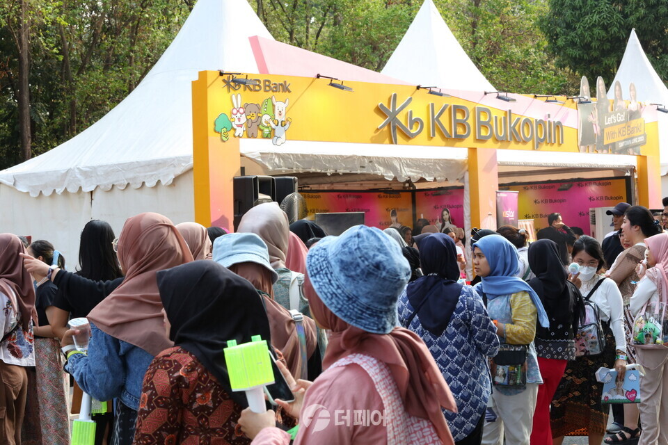 ‘SMTOWN LIVE 2023@JAKARTA with KB Bank’ 콘서트 현장서 KB국민은행이 다양한 체험 부스를 운영하고 있다.  / 사진제공=KB국민은행