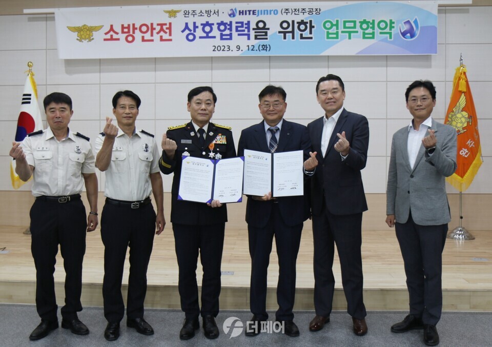 김인규 하이트진로 대표(오른쪽 두번째), 신민철 하이트진로 전주공장장(오른쪽 세번째), 전두표 완주소방서장(왼쪽 세번째)이 참석해 화재예방활동을 위한 업무협약을 체결했다. / 사진제공=하이트진로