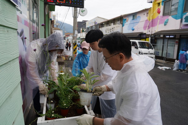 사진출처=터치포굿 / 골목길 마을정원 화단 16개소 꽃심기 봉사활동