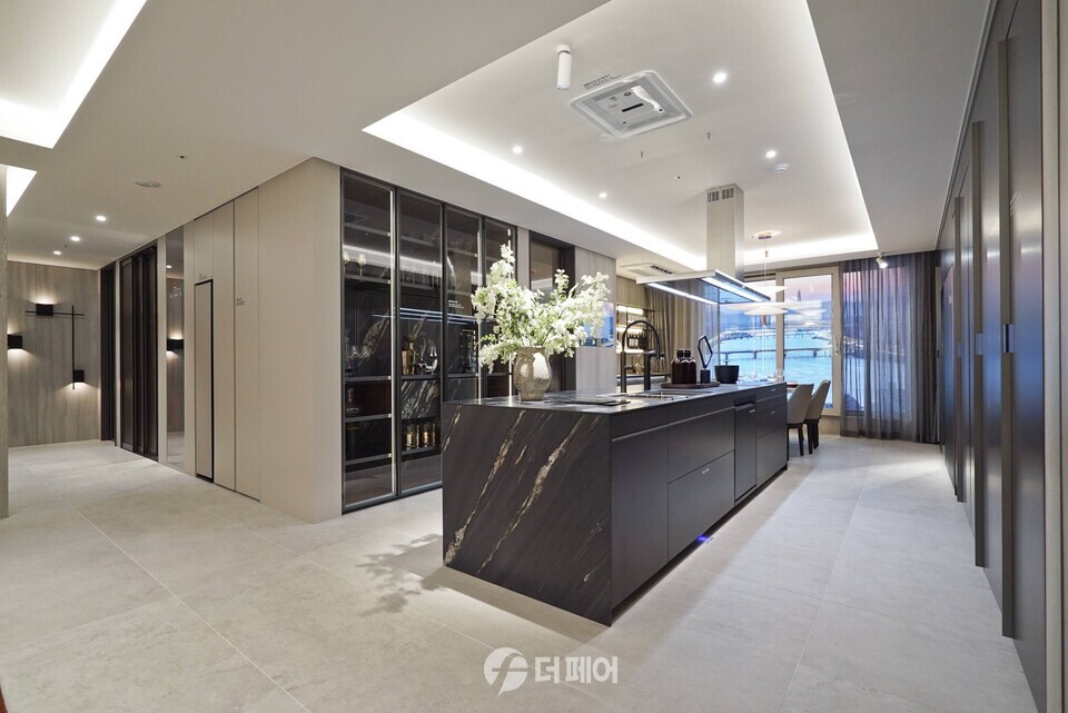 ‘2023 굿디자인 어워드’에 선정된 주방 조망 특화 상품 / 사진제공=롯데건설