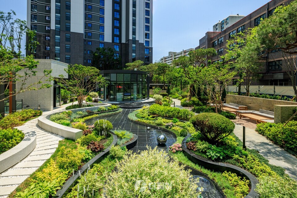 ‘2023 굿디자인 어워드’에 선정된 수경시설인 ‘웨이브폰드’ / 사진제공=롯데건설