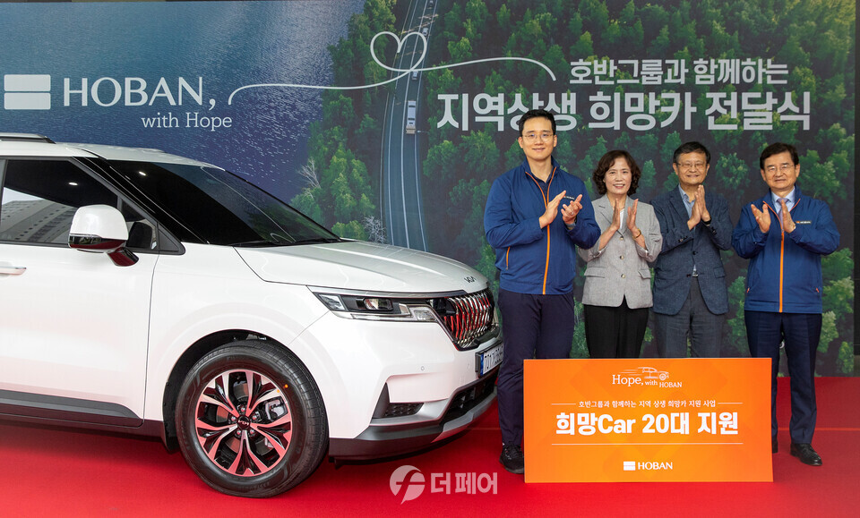 호반그룹, 희망카 전달식 기념사진 (오른쪽부터 호반그룹 김선규 회장, 대전 유성구노인복지관 류재룡 관장, 강릉 시니어클럽 김미영 관장, 호반그룹 김대헌 기획총괄사장) / 사진제공=호반그룹