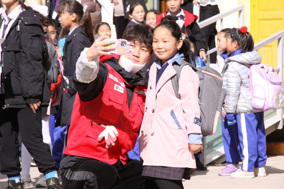 사진제공=LG전자 / LG전자 임직원 봉사단과 몽골 샤하르트 초등학생이 기념사진을 촬영하고 있다.