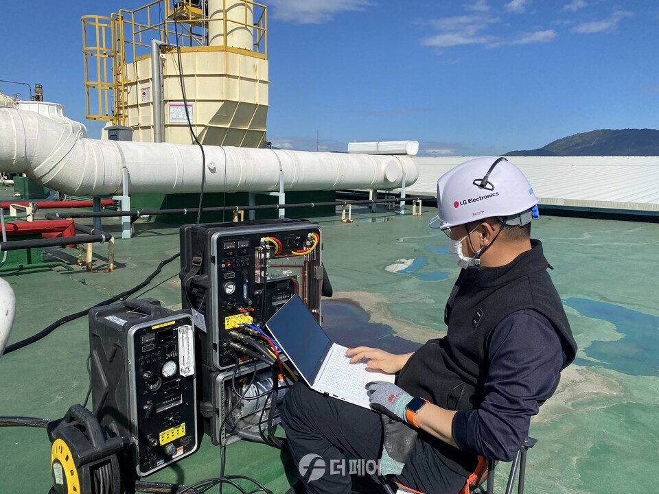 LG전자가 美ERA 주관의 대기분야 국제숙련도 평가에서 2년 연속 '최우수분석기관'으로 선정됐다. 사진은 경기도 평택 LG디지털파크 내 정화시설에서 배출된 공기를 흡입해 오염물질 농도를 측정 및 모니터링하고 있는 모습. / 사진제공=LG전자