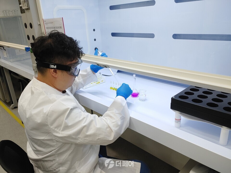 LG전자가 美ERA 주관의 대기분야 국제숙련도 평가에서 2년 연속 '최우수분석기관'으로 선정됐다. 사진은 경기도 평택에 위치한 LG디지털파크 내 환경시험실에서 대기 배출 농도 관측 및 측정 연구를 진행하고 있는 모습. / 사진제공=LG전자