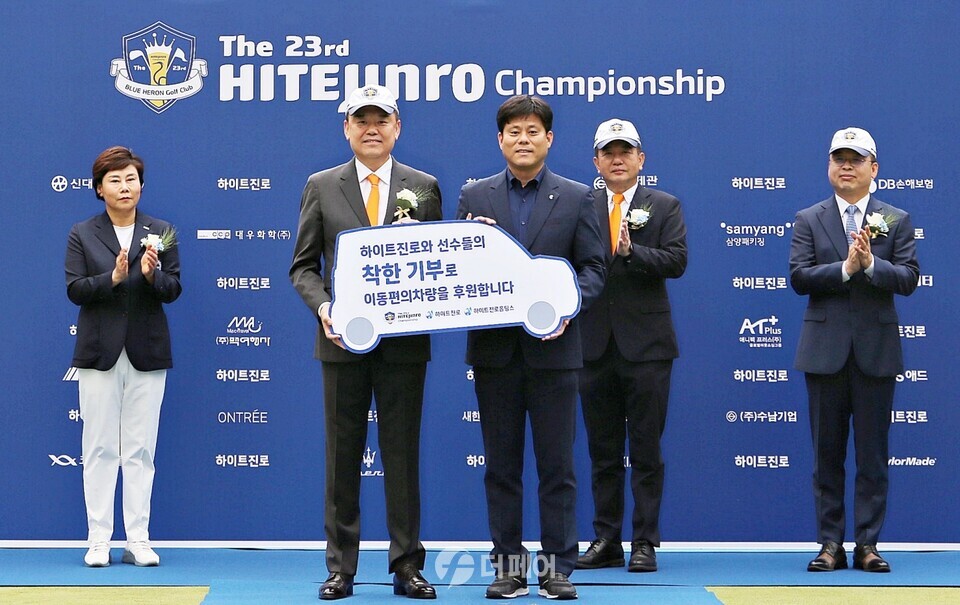 지난 8일 김인규 하이트진로 대표이사와 조용호 광주광역시남구장애인복지관 관장이 참석한 가운데 기부금 전달식을 가졌다. / 사진제공=하이트진로