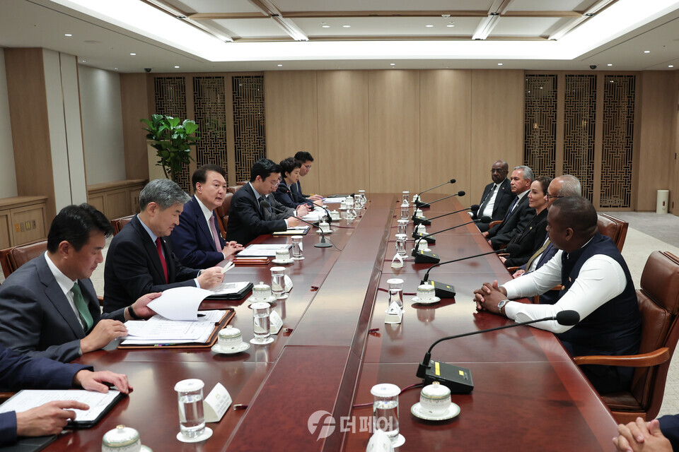 윤석열 대통령이 지난 10일 서울 용산 대통령실 청사에서 한·카리브 고위급 포럼 참석자들을 접견하고 있다. / 사진제공=대통령실