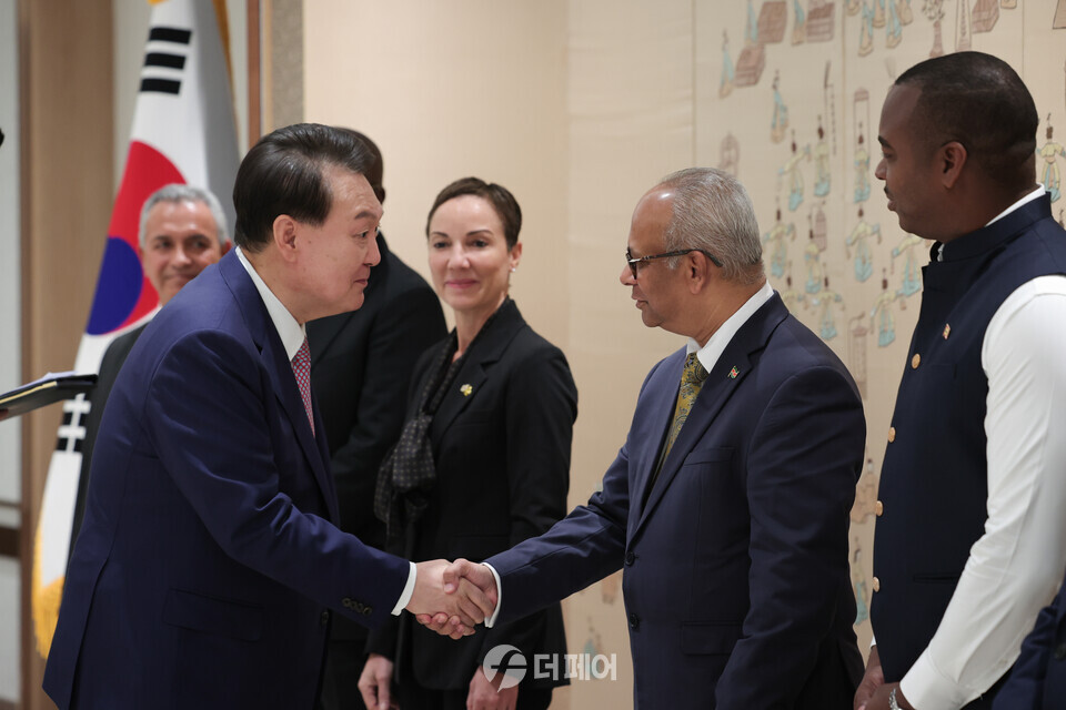 윤석열 대통령이 지난 10일 서울 용산 대통령실 청사에서 한·카리브 고위급 포럼 참석자들을 접견하고 알버트 람찬드 람딘 수리남 외교·국제비즈니스·국제협력부 장관과 악수를 나누고 있다. / 사진제공=대통령실