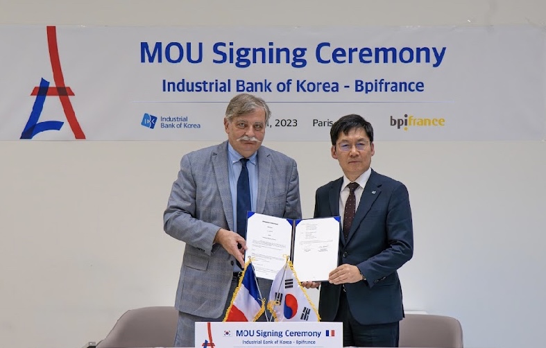 사진제공=IBK기업은행 / 프랑스 공공투자은행 파리 본부에서 열린 ‘한-불 양국의 중소기업 발전 지원을 위한 업무협약식’에서 김형일 IBK기업은행 전무이사(오른쪽)가 파스칼 라가르드 프랑스 공공투자은행 전무이사(왼쪽)와 협약식을 마치고 기념촬영을 하고 있는 모습