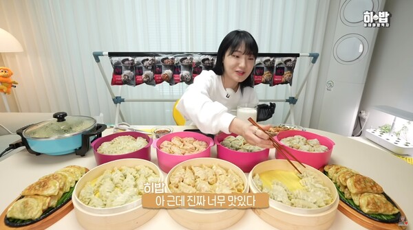 유튜버 히밥, 육즙만두 100개 먹방 도전...“육즙이 파도처럼 몰려와”
