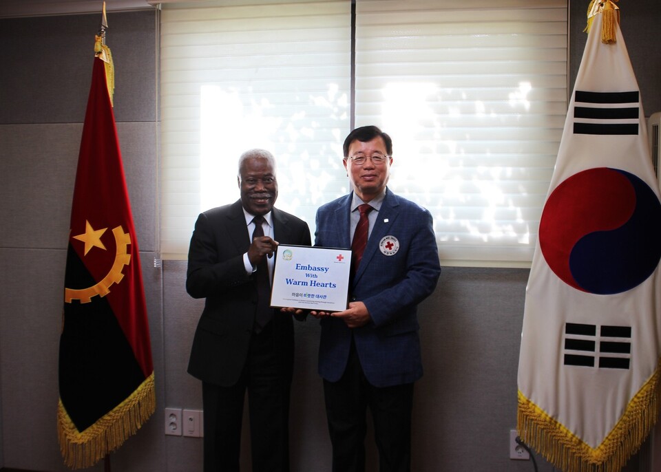 사진제공=대한적십자사 서울특별시지사 / 에드가르 가스파르 마르팅스 주한앙골라대사(왼쪽), 권영규 적십자사 서울지사회장(오른쪽)