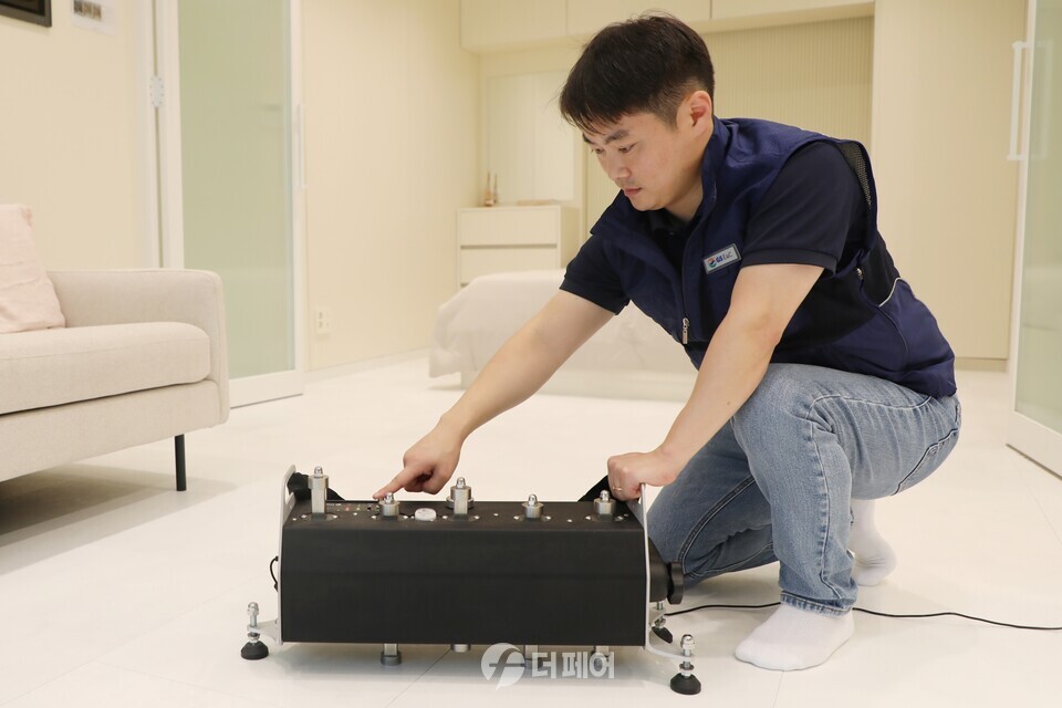 GS건설 관계자가 경기도 용인에 위치한 GS건설 용인기술연구소에서 태핑 머신(Tapping Machine)을 이용해 경량 바닥충격음을 측정하고 있다. / 사진제공=GS건설