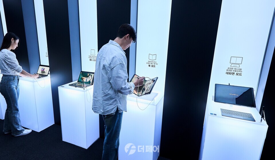 LG전자가 내달 26일까지 서울 동대문구 경동시장 소재 이색경험공간 ‘금성전파사 새로고침센터’에서 한국 브랜드 최초 폴더블 노트북인 ‘LG 그램 폴드’ 체험 공간을 운영한다. 사진은 왼쪽부터 노트북 / 폴드 / 북 / 태블릿 등 다양한 형태로 변하는 LG 그램 폴드를 체험하는 모습. / 사진제공=LG전자
